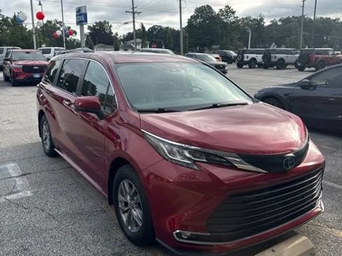 Used 2022 Toyota Sienna XLE FWD image 2