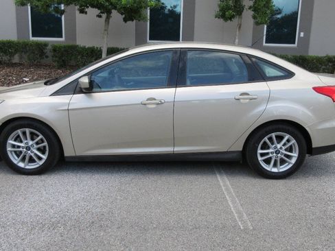 Used 2018 Ford Focus SE FWD image 2