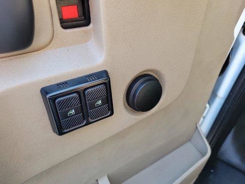 Used 2017 Chevrolet Express 2500 RWD image 17