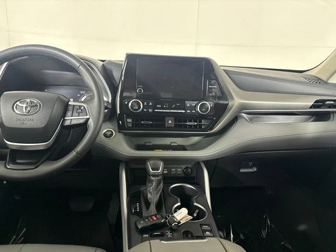 Used 2025 Toyota Highlander XLE AWD/4WD image 26