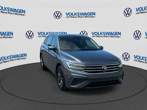 Used 2022 Volkswagen Tiguan SE w/ Panoramic Sunroof Package FWD image 2