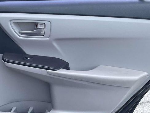 Used 2016 Toyota Camry SE FWD image 18