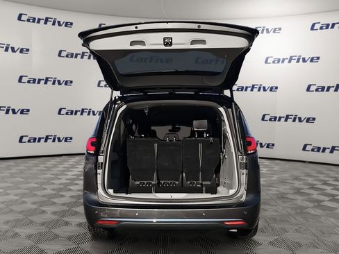 Used 2023 Chrysler Pacifica Touring-L image 11