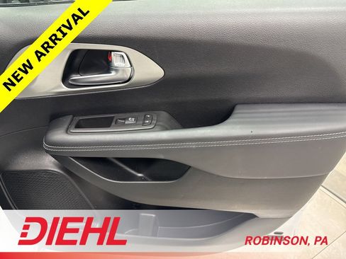 Used 2023 Chrysler Pacifica Limited w/ S Appearance Package image 16
