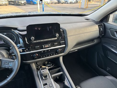 Used 2025 Nissan Pathfinder SV image 30