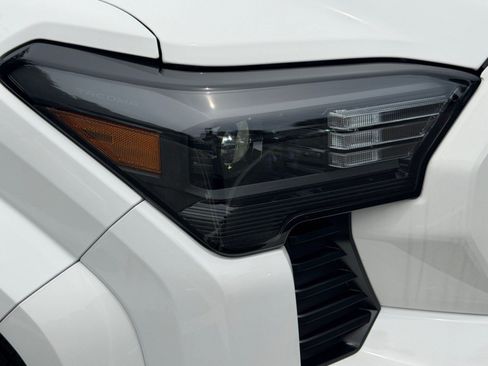 Used 2025 Toyota Tacoma SR AWD/4WD image 9