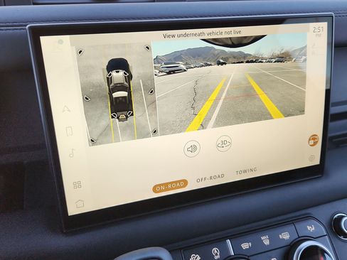 Used 2025 Land Rover Defender 90 X-Dynamic SE image 29