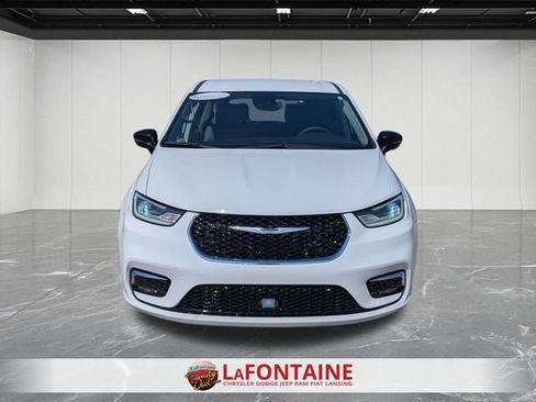 Used 2024 Chrysler Pacifica Touring-L image 8