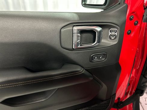 Used 2025 Jeep Wrangler Unlimited Sahara image 14