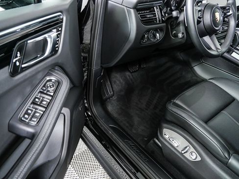 Certified 2025 Porsche Macan image 8