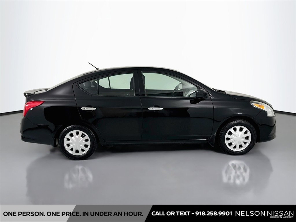 Used 2016 Nissan Versa SV FWD image 4