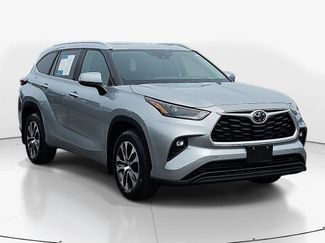 Used 2023 Toyota Highlander XLE FWD video 2