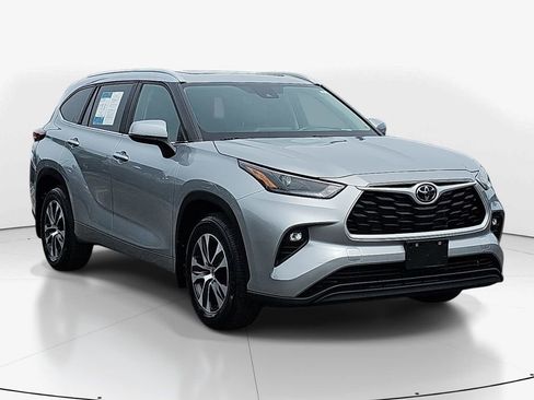 Used 2023 Toyota Highlander XLE FWD image 2