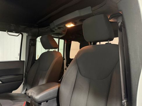 Used 2014 Jeep Wrangler Unlimited Sahara image 5
