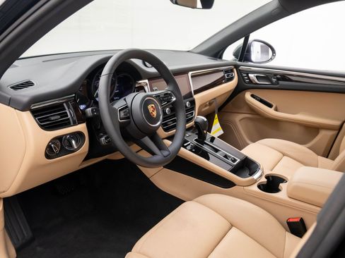 Certified 2026 Porsche Macan image 4