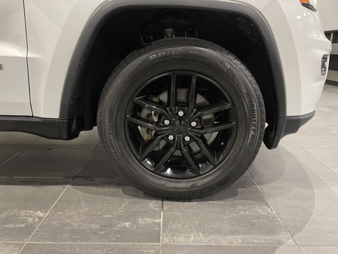 Used 2018 Jeep Grand Cherokee Laredo image 12