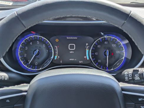 Used 2024 Chrysler Pacifica Limited FWD image 23