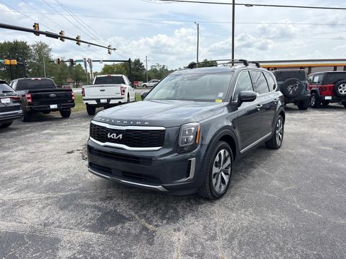 Used 2022 Kia Telluride EX w/ EX Premium Package FWD image 3