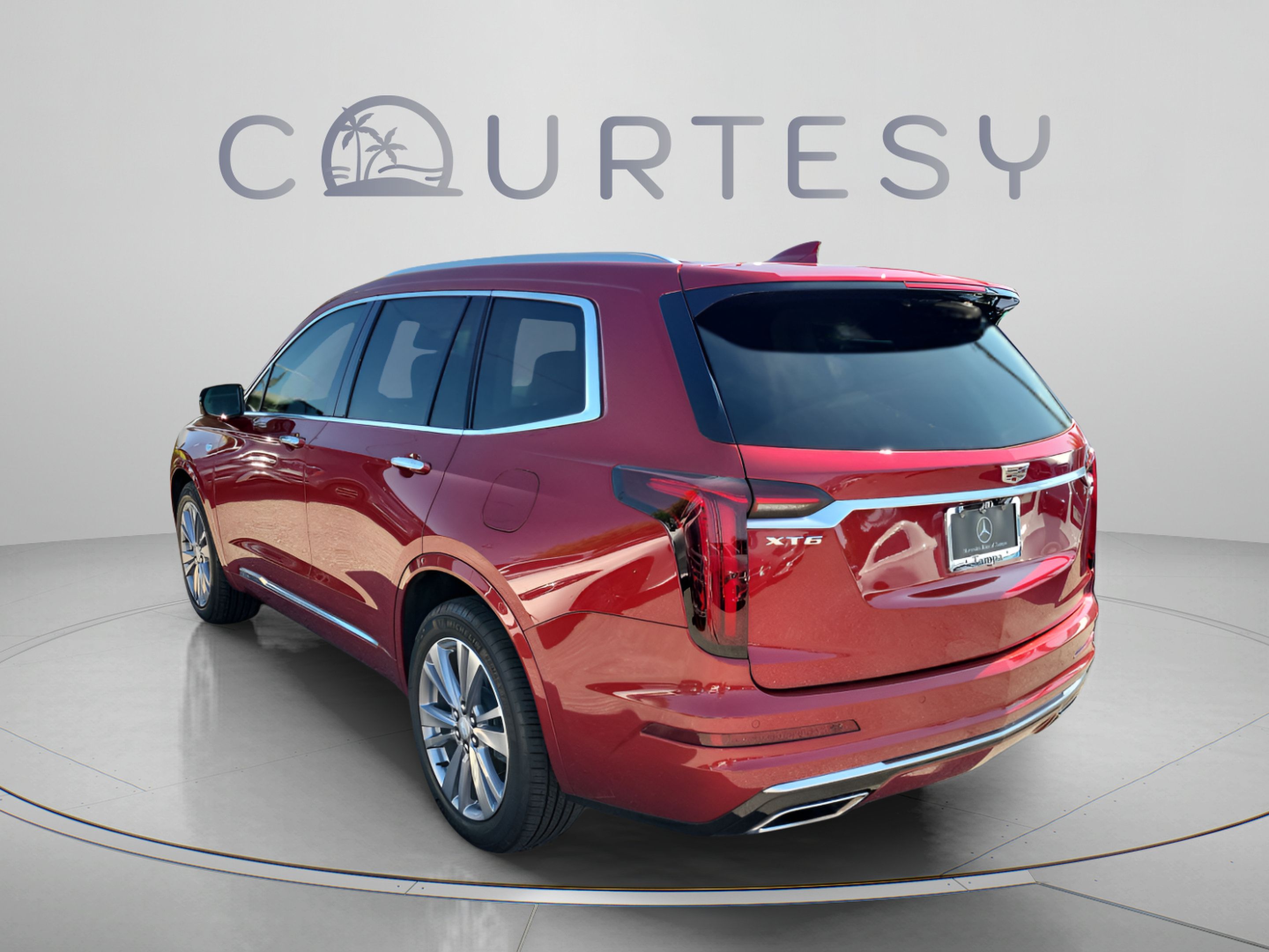 Used 2024 Cadillac XT6 Premium Luxury FWD image 2