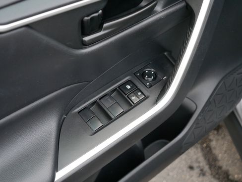 Used 2021 Toyota RAV4 LE image 19