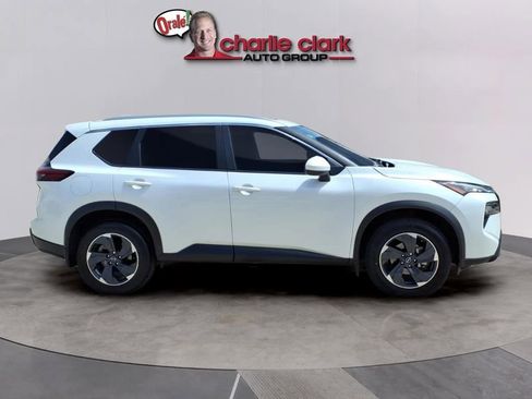 Used 2024 Nissan Rogue SV w/ SV Premium Package image 5