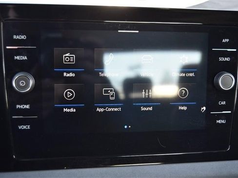 Certified 2025 Volkswagen Jetta SE w/ Sunroof Package image 14