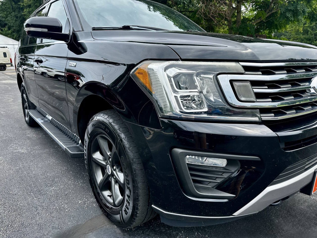 Used 2018 Ford Expedition XLT w/ Equipment Group 202A AWD/4WD image 4