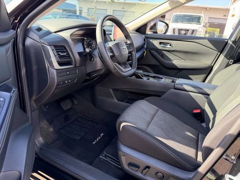 Certified 2025 Nissan Rogue SV FWD image 11