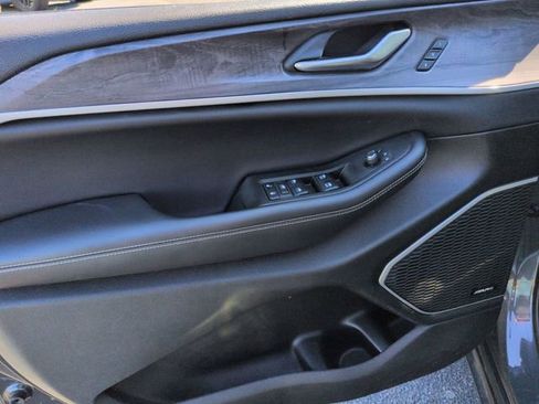 Used 2022 Jeep Grand Cherokee L Limited image 12