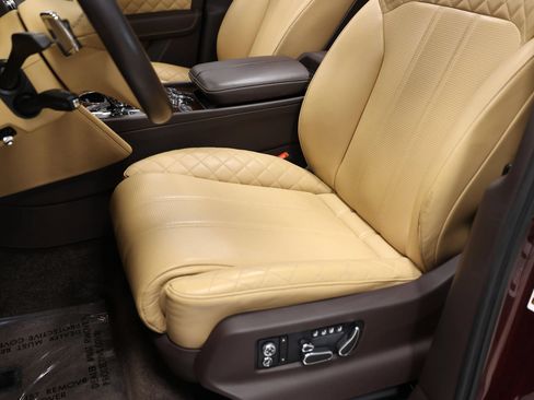 Used 2018 Bentley Bentayga AWD/4WD image 19