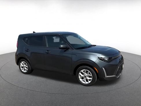 Used 2025 Kia Soul LX w/ LX Technology Package FWD image 2