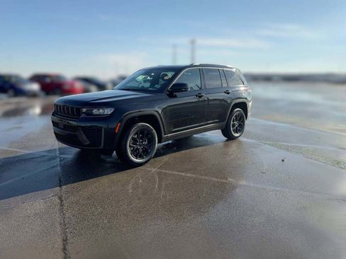 New 2026 Jeep Grand Cherokee Altitude image 4