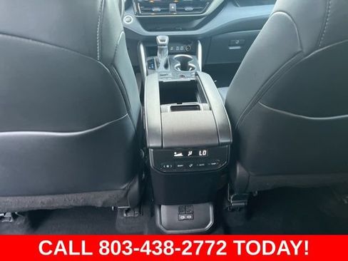 Used 2024 Toyota Highlander XLE AWD/4WD image 16