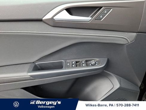 Used 2025 Volkswagen Taos SE AWD/4WD image 15
