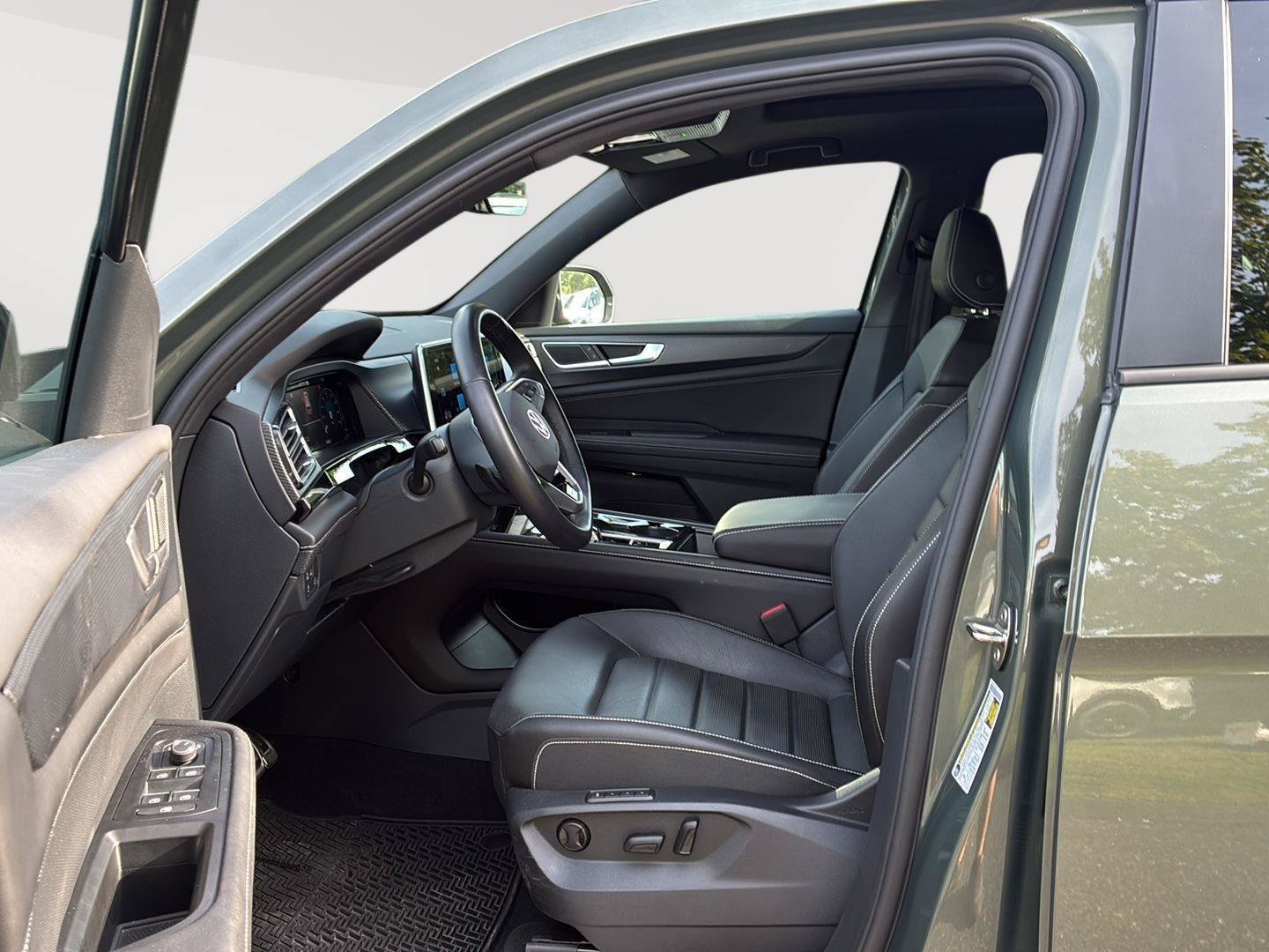 Used 2026 Volkswagen Atlas Cross Sport SEL R-Line AWD/4WD image 34