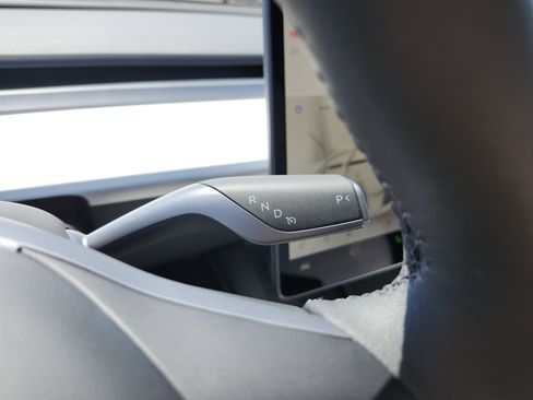 Used 2024 Tesla Model Y Long Range AWD/4WD image 36