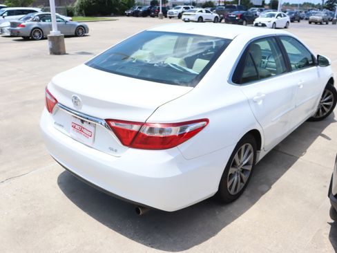 Used 2016 Toyota Camry XLE w/ Moonroof Package FWD image 11