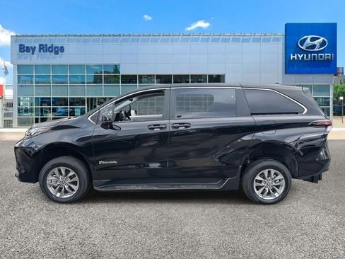 Used 2026 Toyota Sienna LE image 8