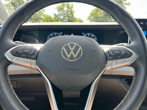 Certified 2025 Volkswagen Tiguan SE w/ Panoramic Sunroof Package AWD/4WD image 25