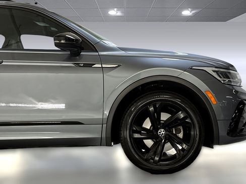 Used 2023 Volkswagen Tiguan SE R-Line image 24