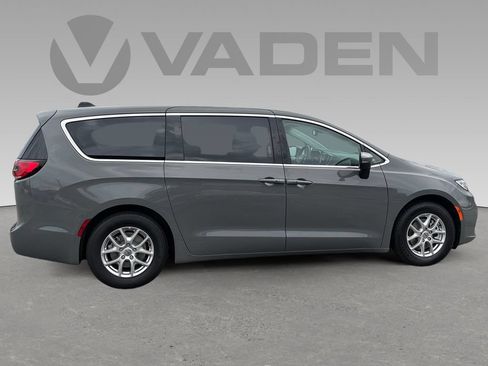Used 2023 Chrysler Pacifica Touring-L FWD image 8