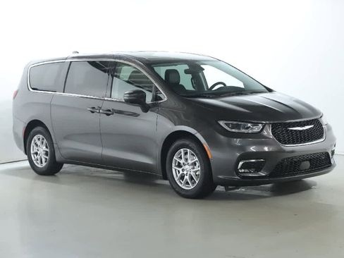 Used 2023 Chrysler Pacifica Touring-L image 9