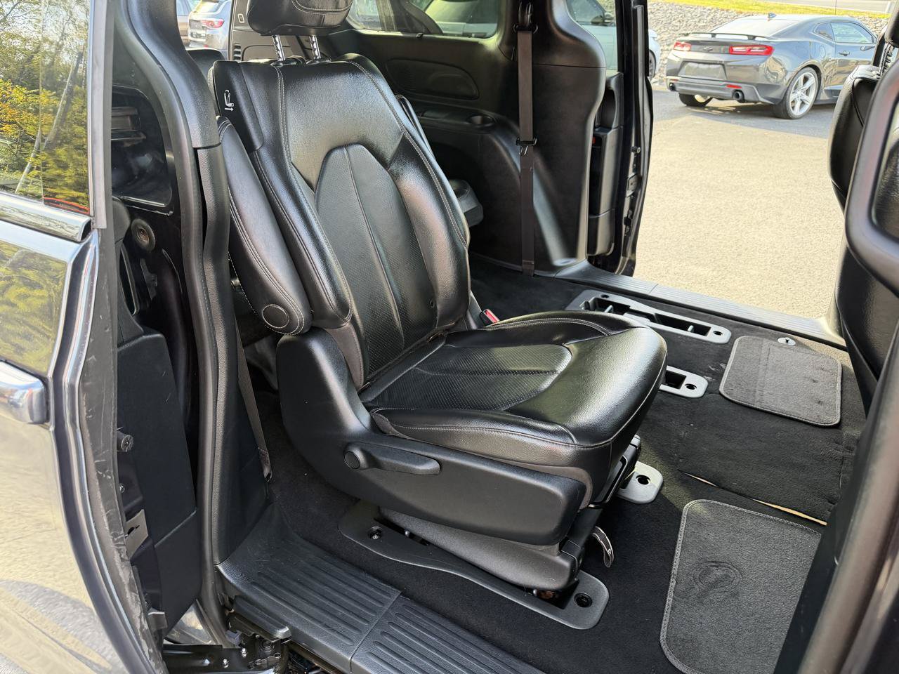 Used 2021 Chrysler Pacifica Touring-L w/ S Appearance Package FWD image 14