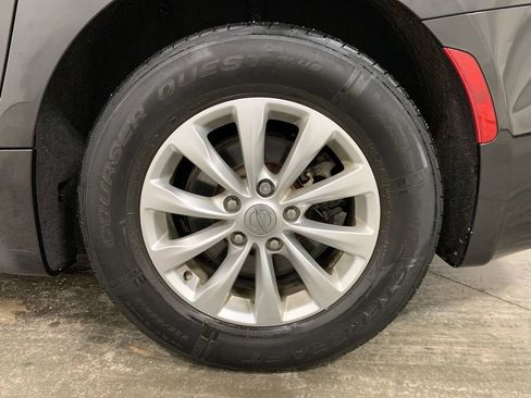 Used 2018 Chrysler Pacifica Touring-L Plus image 25