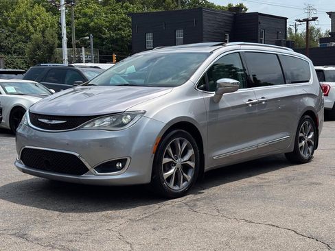 Used 2017 Chrysler Pacifica Limited FWD image 4