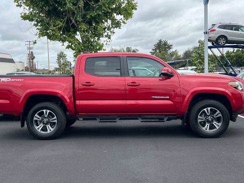 Used 2017 Toyota Tacoma TRD Sport w/ Tow Package RWD image 7