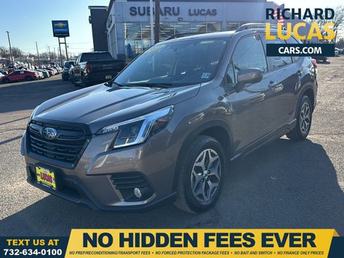 Used 2023 Subaru Forester Premium image 1