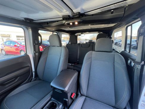 Used 2025 Jeep Wrangler Sahara image 35