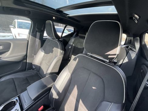 Used 2022 Volvo XC40 T5 R-Design w/ Advanced Package image 9