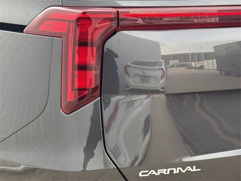 Used 2025 Kia Carnival EX image 6
